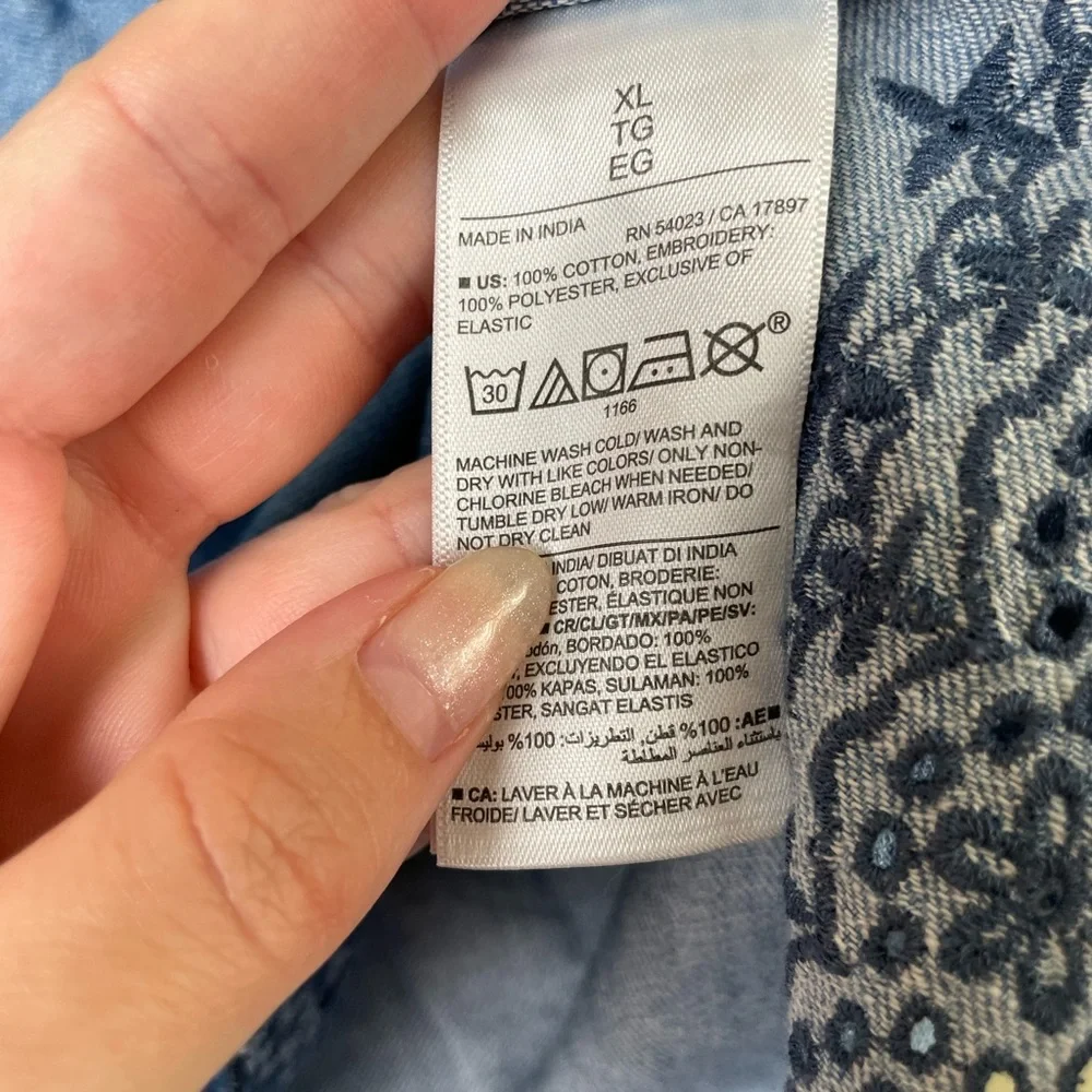 OLD NAVY 100% Cotton Smocked Denim Boho Blouse Seersucker Design Flutter Sleeve - Picture 9 of 10